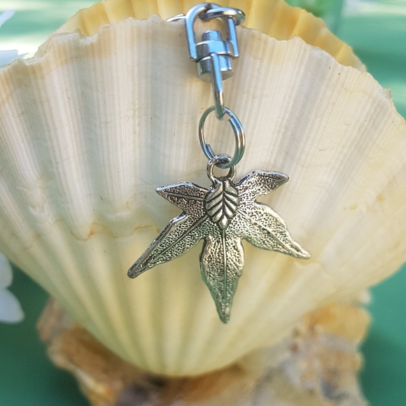 🍁 Nature Leaf Keychain - Picture 3 of 6